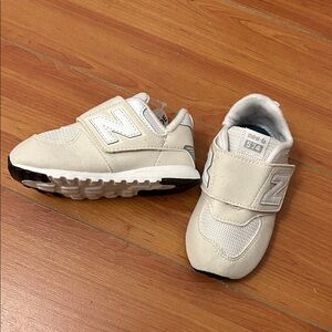 New-B Toddler Sneaker Size 5 NWT